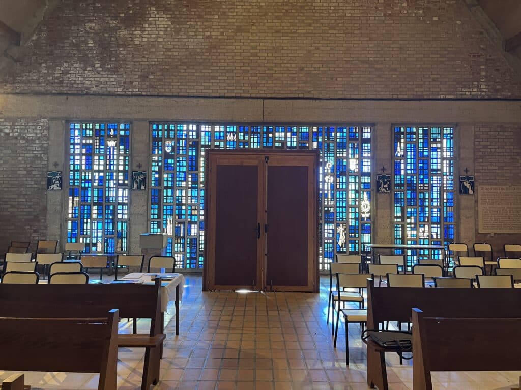 L’église de la Reconstruction et les vitraux de Gabriel Loire.